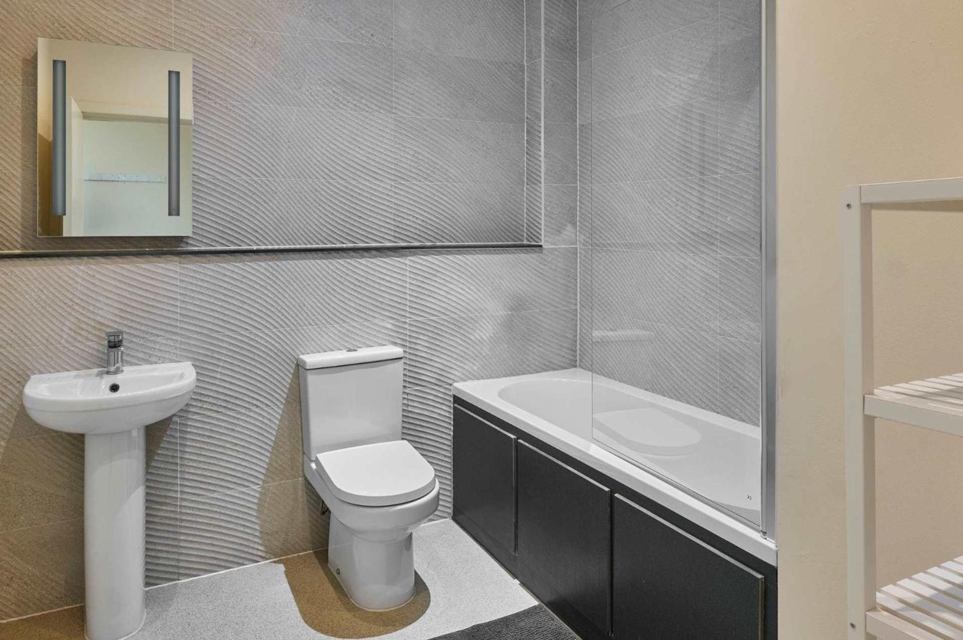 Host & - Three Graces Getaway Liverpool