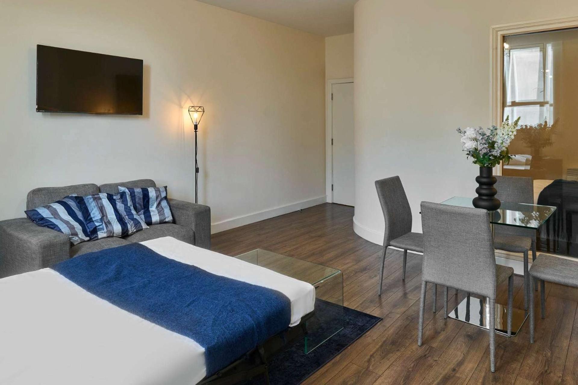 Host & - Three Graces Getaway * Liverpool